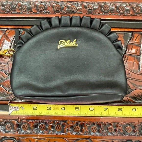 3/25$ 🛒 Ruffled-edge Wrislet Purse - Picture 10 of 11